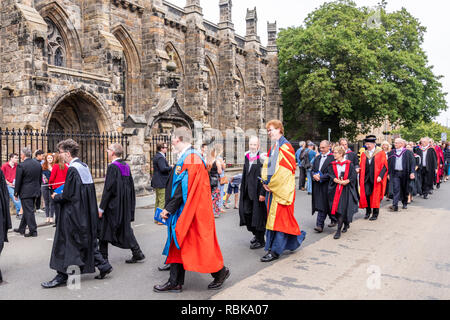 La procession des dignitaires de l'Université de St Andrews le jour de la remise des diplômes en juin 2018 vers le bas de la rue du Nord à St Salvators Quad, St Andrews, Fife Banque D'Images