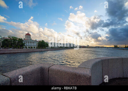 Vue depuis le pont d'échange sur le front de Makarova . Saint-petersbourg. La Russie. Banque D'Images