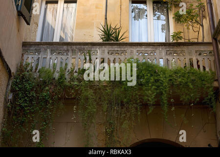 Un élégant balcon dans une cour privée de la Via Giuseppe Palmieri, Corte Roberto Volturio, Lecce, Pouilles, Italie Banque D'Images