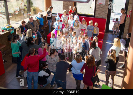 Biélorussie, Minsk, le 13 octobre 2018. Maison de vacances dans la ville. Pavillon des enfants.De nombreux enfants et parents sur une maison de l'enfance Banque D'Images