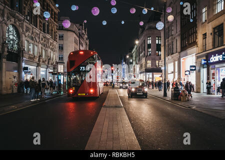 Londres, UK - janvier 05, 2019 : Les autobus rouges à deux étages, des taxis et des gens sur New Oxford Street décoré de lumières de Noël. New Oxford Street Banque D'Images