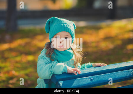 Pin-up toothsome Dolly jeune fille portant veste bleu turquoise et chapeau chaud fashion vêtement élégant posant en automne printemps park week-end happyl Banque D'Images