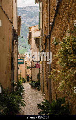 Soller, Majorque, Espagne - 04.11.2018 : belle vue sur la rue avec des bâtiments traditionnels en Soller ville par la Serra de Tramuntana Banque D'Images