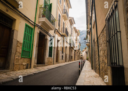 Soller, Majorque, Espagne - 04.11.2018 : belle vue sur la rue avec des bâtiments traditionnels dans la ville de Sóller, à proximité de Serra de Tramuntana Banque D'Images