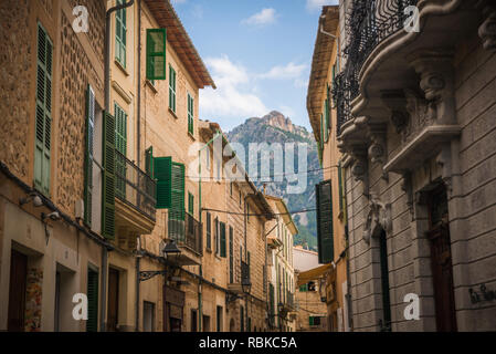 Soller, Majorque, Espagne - 04.11.2018 : belle vue sur la rue avec des bâtiments traditionnels dans la ville de Sóller, à proximité de Serra de Tramuntana Banque D'Images