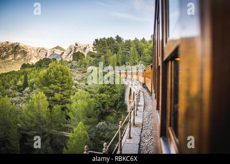 Vue du sentier d'un vieux train au milieu de la nature Banque D'Images