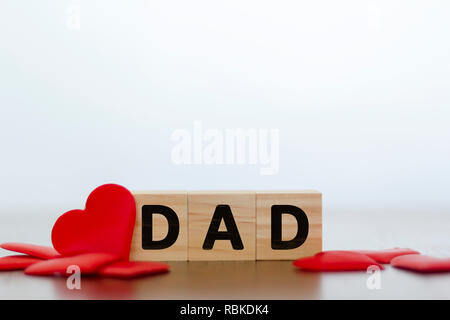 Papa mot écrit sur les cubes en bois avec coeur rouge autour. Concept de la fête des Pères Banque D'Images