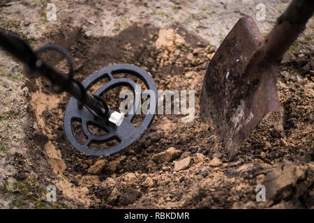 Détecteur de métal rond noir. Détecteur de métal sur le sol.Metal pelle pour creuser et détecteur de métal. Banque D'Images