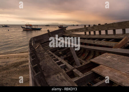 Bateau de pêche abandonnés échoués sur une plage au fond de la Baie de Sepetiba, au Brésil. Banque D'Images