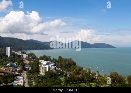 Vue aérienne de Batu Ferringhi Beach et Parc National de Penang situé dans le détroit de Malacca sur l'île de Penang, en Malaisie. Batu Ferringhi est un tra Banque D'Images