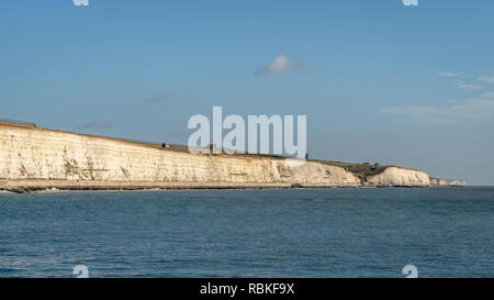 Vue depuis le port de plaisance de Brighton vers le moulin à Rottingdean Sussex Banque D'Images