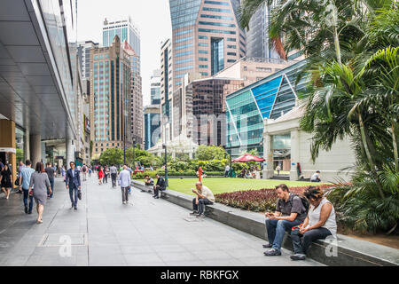 Singapour - 21 décembre 2018 : les gens à Raffles Place. Le jardin est au centre du quartier des affaires. Banque D'Images