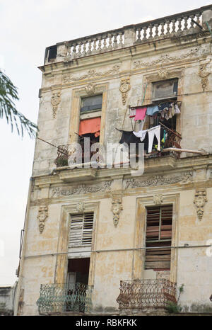 Blanchisserie hung en dehors de Windows courant dans la Vieille Havane où élégants hôtels particuliers ont été confisquées pour des appartements & façades étrangement préservé par la négligence Banque D'Images