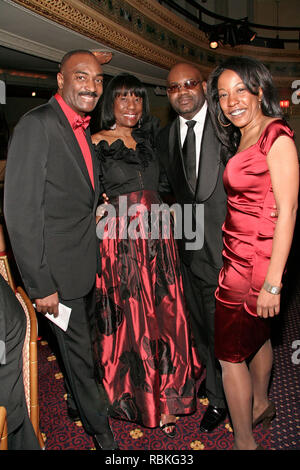 NEW YORK - 11 Février : le président du conseil d'éléments de preuve, Reginald Van Lee ; la preuve du Vice-président, Joyce Mullins Jackson ; la preuve du Vice-président, Neil Lowe et membre du conseil d'administration de preuves, Joanne Hill assister à la preuve 'Grace' en hiver la balle rouge à l'Hudson Theatre, Millennium Broadway Hotel le 11 février, 2007 dans la compagnie de théâtre, Millennium Broadway Hotel. (Photo par Steve Mack/S.D. Mack Photos). Banque D'Images