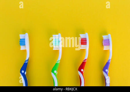 Des brosses à dents sur fond jaune. Vue d'en haut. Banque D'Images