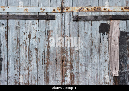 Portes d'une vieille grange en bois Banque D'Images