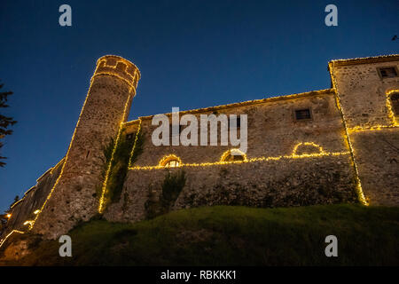 MONTEGEMOLI, ITALIE - janvier 04, 2019 : Le village de Montegemoli durant la période de Noël accueille l'événement sur les crèches, Pomarance municipalités Banque D'Images