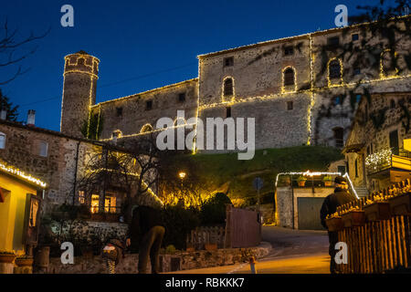MONTEGEMOLI, ITALIE - janvier 04, 2019 : Le village de Montegemoli durant la période de Noël accueille l'événement sur les crèches, Pomarance municipalités Banque D'Images