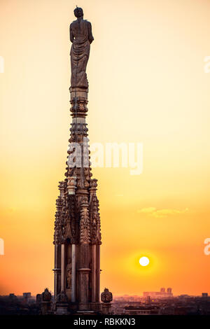 Belle vue au coucher du soleil à partir de la cathédrale Duomo de Milan roof top - italien trave - destination voyage en Europe Banque D'Images