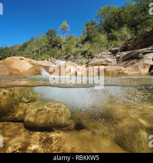 Rocky River avec bulles d'air sous l'eau, vue fractionnée de la moitié ou plus de surface, la Muga, Catalogne, Espagne Banque D'Images