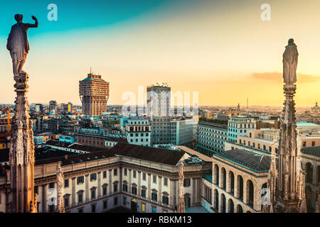 Belle vue au coucher du soleil à partir de la cathédrale Duomo de Milan roof top - italien trave - destination voyage en Europe Banque D'Images