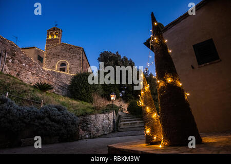 MONTEGEMOLI, ITALIE - janvier 04, 2019 : Le village de Montegemoli durant la période de Noël accueille l'événement sur les crèches, Pomarance municipalités Banque D'Images