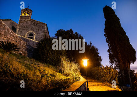 MONTEGEMOLI, ITALIE - janvier 04, 2019 : Le village de Montegemoli durant la période de Noël accueille l'événement sur les crèches, Pomarance municipalités Banque D'Images