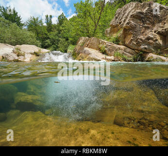 Rocky, la rivière sauvage vue fractionnée de la moitié plus de surface et sous-marins, la Muga, Catalogne, Espagne Banque D'Images