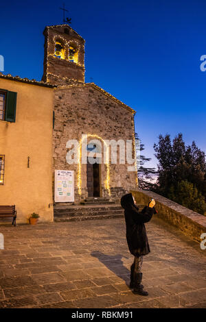 MONTEGEMOLI, ITALIE - janvier 04, 2019 : des inconnus dans la région de Montegemoli au cours de la période de Noël accueille l'événement sur les crèches, Pomarance mun Banque D'Images