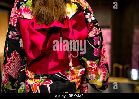 Ruban Rose sur les vêtements traditionnels japonais Kimono de vinaigrette.kimono. Young Girl wearing kimono japonais . Banque D'Images