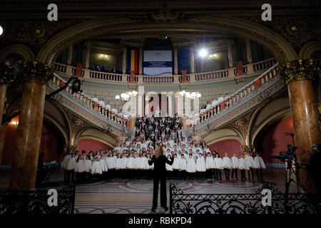 Bucarest, Roumanie. 10 janvier, 2019. (190110) -- BUCAREST, 10 janvier 2019 (Xinhua) -- un choeur est présenté pour une cérémonie officielle d'inauguration marquant le début de la Roumanie à la présidence du Conseil de l'Union européenne (UE) à la salle de concert de l'Athénée Roumain à Bucarest, capitale de la Roumanie, le 10 janvier, 2019. Source : Xinhua/Alamy Live News Banque D'Images