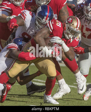 Santa Clara, Californie, États-Unis. 12 Nov, 2017. San Francisco 49ers d'utiliser de nouveau Carlos Hyde (28) pousse en avant le dimanche, Novembre 12, 2017, au stade de Lévis à Santa Clara, en Californie. Les 49ers défait les géants 31-21. Crédit : Al Golub/ZUMA/Alamy Fil Live News Banque D'Images