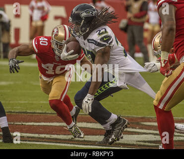 Santa Clara, Californie, États-Unis. 26 Nov, 2017. San Francisco 49ers Antone évoluait Exum (40) s'attaque à Seattle Seahawks tournant retour Eddie Lacy (27) le dimanche 26 novembre, 2017, à Lévis Stadium à Santa Clara, en Californie. Les Seahawks défait les 49ers 24-13. Crédit : Al Golub/ZUMA/Alamy Fil Live News Banque D'Images