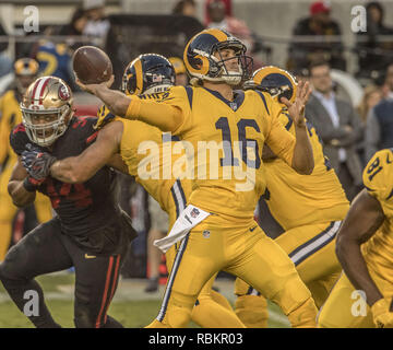 Santa Clara, Californie, États-Unis. Sep 21, 2017. Los Angeles Rams quarterback Jared Goff (16) incendies passer vers le jeudi 21 septembre, 2017, à Lévis Stadium à Santa Clara, en Californie. Les Béliers défait les 49ers 41-39. Crédit : Al Golub/ZUMA/Alamy Fil Live News Banque D'Images