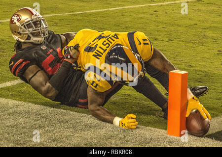 Santa Clara, Californie, États-Unis. Sep 21, 2017. Los Angeles Rams wide receiver Tavon Austin (11) a rappelé l'atterrissage parce qu'il a mis sa main en dehors des limites avant de balle faite de Touchdown, San Francisco 49ers en dehors de secondeur Ray-Ray Armstrong (54), à la défense le jeudi 21 septembre, 2017, à Lévis Stadium à Santa Clara, en Californie. Les Béliers défait les 49ers 41-39. Crédit : Al Golub/ZUMA/Alamy Fil Live News Banque D'Images