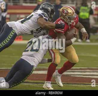 Santa Clara, Californie, États-Unis. 26 Nov, 2017. Seattle Seahawks Jeremy évoluait Lane (20) s'attaque à San Francisco 49ers d'utiliser de nouveau Carlos Hyde (28) le dimanche 26 novembre, 2017, à Lévis Stadium à Santa Clara, en Californie. Les Seahawks défait les 49ers 24-13. Crédit : Al Golub/ZUMA/Alamy Fil Live News Banque D'Images