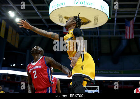 London, Ontario, Canada. 10 janvier, 2019. Le Cape Breton Highlanders revint à Londres avec un 11 et 6 notice et joué un très déterminé London Lightning équipe qui a pris le jeu en prolongation. Dans le supplément de 5 minutes trimestre les Highlanders ont dominé l'éclair et réussi une victoire 129-122. Mo Bolden(0) de la lecture de la défense vs Cape Breton Highlanders. Luc Durda/Alamy live news Banque D'Images