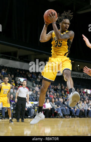 London, Ontario, Canada. 10 janvier, 2019. Le Cape Breton Highlanders revint à Londres avec un 11 et 6 notice et joué un très déterminé London Lightning équipe qui a pris le jeu en prolongation. Dans le supplément de 5 minutes trimestre les Highlanders ont dominé l'éclair et réussi une victoire 129-122. Anthony gagne(35) allant jusqu'à un dunk. Luc Durda/Alamy live news Banque D'Images