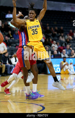 London, Ontario, Canada. 10 janvier, 2019. Le Cape Breton Highlanders revint à Londres avec un 11 et 6 notice et joué un très déterminé London Lightning équipe qui a pris le jeu en prolongation. Dans le supplément de 5 minutes trimestre les Highlanders ont dominé l'éclair et réussi une victoire 129-122. Anthony gagne(35) sortant d'un dunk. Luc Durda/Alamy live news Banque D'Images