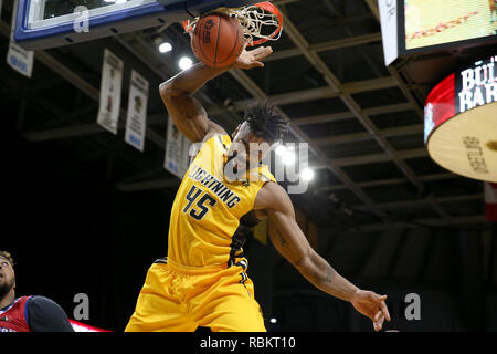 London, Ontario, Canada. 10 janvier, 2019. Le Cape Breton Highlanders revint à Londres avec un 11 et 6 notice et joué un très déterminé London Lightning équipe qui a pris le jeu en prolongation. Dans le supplément de 5 minutes trimestre les Highlanders ont dominé l'éclair et réussi une victoire 129-122. Marvin Phillips(45) pose un gros dunk Luc Durda/Alamy live news Banque D'Images