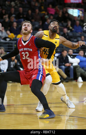 London, Ontario, Canada. 10 janvier, 2019. Le Cape Breton Highlanders revint à Londres avec un 11 et 6 notice et joué un très déterminé London Lightning équipe qui a pris le jeu en prolongation. Dans le supplément de 5 minutes trimestre les Highlanders ont dominé l'éclair et réussi une victoire 129-122. Marvin Phillips(45) et Tanner Giddings(32) à la recherche d'un rebond. Luc Durda/Alamy live news Banque D'Images