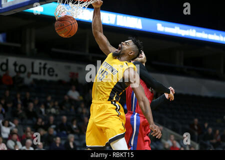 London, Ontario, Canada. 10 janvier, 2019. Le Cape Breton Highlanders revint à Londres avec un 11 et 6 notice et joué un très déterminé London Lightning équipe qui a pris le jeu en prolongation. Dans le supplément de 5 minutes trimestre les Highlanders ont dominé l'éclair et réussi une victoire 129-122. Marvin Phillips(45) pose un gros dunk. Luc Durda/Alamy live news Banque D'Images