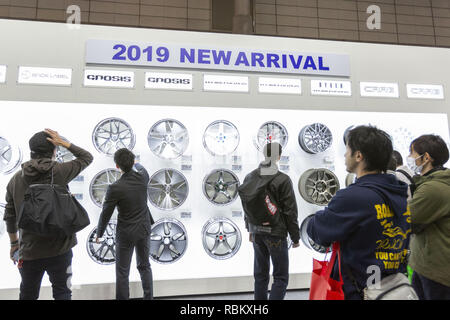 Chiba, Japon. Jan 11, 2019. Les visiteurs se réunissent pendant la Tokyo Auto Salon 2019 au Makuhari Messe Convention internationale complexe.Â Tokyo Auto Salon est une exposition d'automobiles que présentant les dernières solutions technologiques et de produits pour les voitures. Le salon se déroule du 11 au 13 janvier. Credit : Rodrigo Reyes Marin/ZUMA/Alamy Fil Live News Banque D'Images