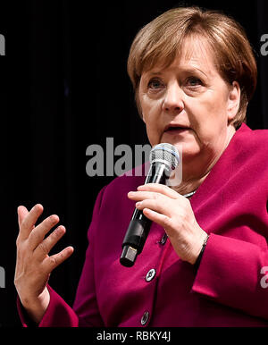 Athènes, Grèce. Jan 11, 2019. La chancelière Angela Merkel (CDU) parle lors de sa visite à l'école allemande à Athènes. Angelos Tzortzinis : Crédit/dpa/Alamy Live News Banque D'Images