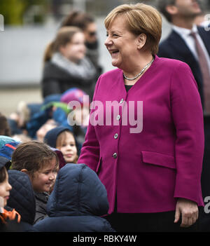 Athènes, Grèce. Jan 11, 2019. La chancelière Angela Merkel (CDU) parle avec des enfants lors de sa visite à l'école allemande à Athènes. Angelos Tzortzinis : Crédit/dpa/Alamy Live News Banque D'Images