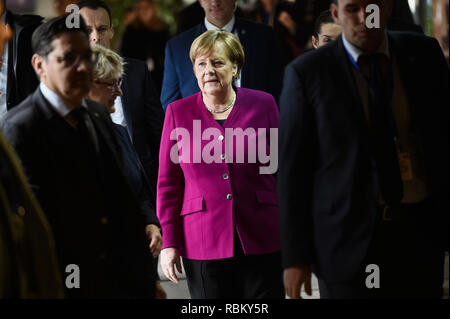 Athènes, Grèce. Jan 11, 2019. La chancelière Angela Merkel (CDU, M) visite l'école allemande à Athènes. Angelos Tzortzinis : Crédit/dpa/Alamy Live News Banque D'Images