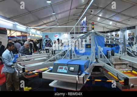 Dhaka. Jan 11, 2019. Photo prise le 11 janvier 2019 montre textile machines à quatre jours de textile technology exposition à Dhaka, au Bangladesh. Credit : Stringer/Xinhua/Alamy Live News Banque D'Images