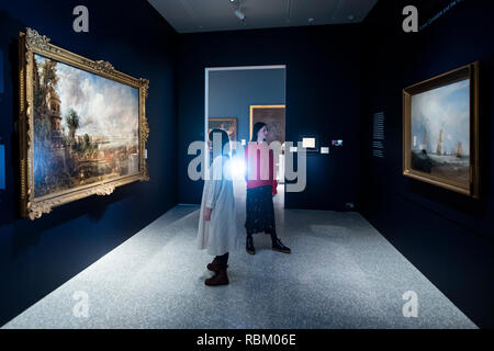 Londres, Royaume-Uni. 11Th jan 2019. "Il est ici et a tiré un fusil" : Turner, Constable et la Royal Academy, un affichage spécifique de la collection Galerie, s'exécute à l'Académie Royale des Arts du 12 janvier - 31 mars 2019. À la veille de l'exposition de l'été 1832, JMW Turner a vu son coupé seascape Helvoetsluys accroché à côté de John Constable's scarlet-flecked scène Thames l'ouverture de Waterloo, et aurait ensuite ajouté une petite touche de peinture rouge à sa toile, qu'il a ensuite été converti en une image d'une bouée flottant sur la mer. Crédit : Guy Bell/Alamy Live News Banque D'Images