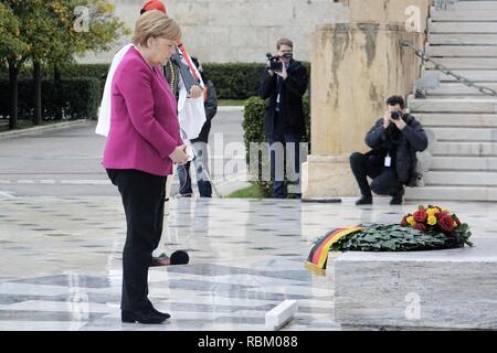 Athènes, Grèce. Jan 11, 2019. Chancelier de la République fédérale d'Allemagne, Angela Merkel, vu au cours de la cérémonie de dépôt de gerbe au Monument du Soldat inconnu. Credit : Giorgos Zachos SOPA/Images/ZUMA/Alamy Fil Live News Banque D'Images