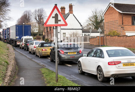 Burton Lazars, Melton Mowbray, UK. 11 Janvier 2019 : les retards et la queue dos par village de Burton lazars après camion transportant de l'acide sulfurique a renversé sur l'A1, la route est fermée dans les deux directions. La police est en ce moment au congrès de l'A1, près de Grantham. Credit : Clifford Norton/Alamy Live News Banque D'Images